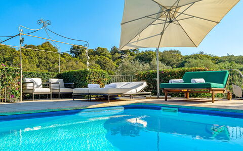 Villa Stella 6: Schwimmbad, Blau, Gartenmöbel, Möbel, Regenschirm, Resort, Sonnenliege, Freizeit, Schatten, Stuhl