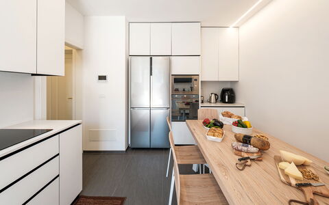 Villa Bellina 6: Küche, Countertop, Küchengerät, Interior Design, Flooring, Möbel, Cabinetry, Major Appliance, Holz, Fussboden