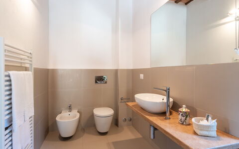 I Lauri 12: Badezimmer, Flooring, Armatur, Bad Sink, Wand, Fussboden, Interior Design, Sinken, Zapfhahn, Installation