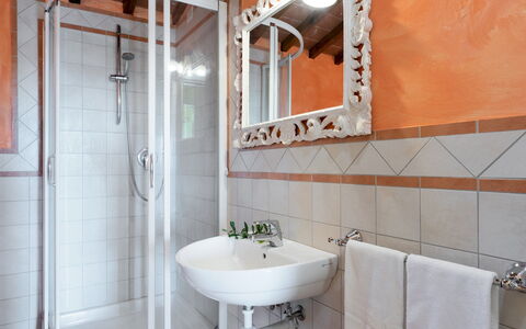 Gli Spilocchi 16: Interior Design, Flooring, Armatur, Möbel, Fussboden, Beleuchtung, Badezimmer, Zimmer, Decke, Zapfhahn