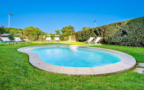 Casa Maestrale 6: Blau, Schwimmbad, Resort, Freizeit, Garten, Landscaping, Rasen, Gartenmöbel, Water Feature, Eco Hotel