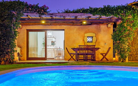 Casa Maestrale 6: Schwimmbad, Wasser, Möbel, Resort, Gartenmöbel, Freizeit, Eco Hotel, Regenschirm, Stuhl, Schatten