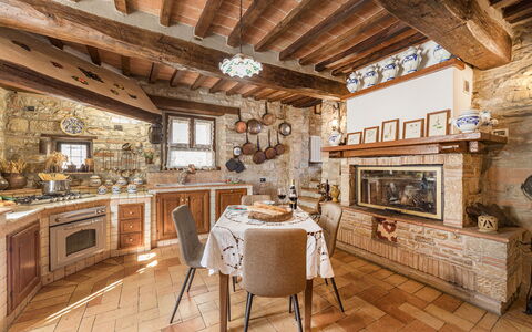 Residenza Collefiorito 26: Möbel, Wand, Interior Design, Flooring, Küche, Zuhause, Decke, Fussboden, Beleuchtung, Küche & Esszimmer Tisch