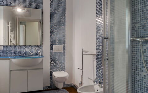 Villa Eden 8: Badezimmer, Armatur, Interior Design, Flooring, Bad Sink, Fussboden, Fliese, Installation, Sinken, Zapfhahn