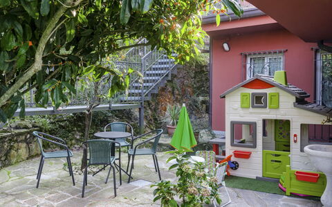 Villa Eden 8: Garten, Garten, Hinterhof, Landscaping, Hof, Zimmerpflanze, Treppe, Blumentopf