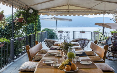Villa Eden 8: Möbel, Gartenmöbel, Tabelle, Stuhl, Tisch Im Freien, Balkon, Restaurant, Küche & Esszimmer Tisch, Blumentopf, Schatten