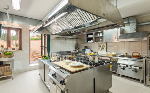 Tenuta Esdra 20: Küche, Küchengerät, Countertop, Major Appliance, Herd, Haushaltsgerät, Herd, Gasherd, Cabinetry, Beleuchtung