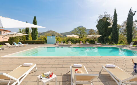 Tenuta Esdra 20: Schwimmbad, Berg, Hügel, Resort, Gartenmöbel, Gebirge, Eco Hotel, Stuhl, Regenschirm, Ferienort