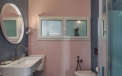Villa Ponti 6: Badezimmer, Wand, Armatur, Interior Design, Bad Sink, Sinken, Fussboden, Spiegel, Flooring, Installation