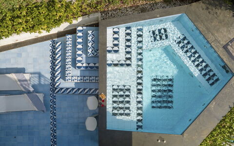 Villa Ponti 6: Blau, Schwimmbad, Gartenmöbel, Resort, Verbundwerkstoff, Freizeit, Stuhl, Eco Hotel, Sonnenliege, Hotel