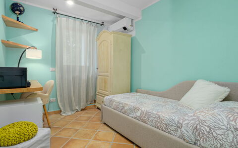 Villa la Marina 5+1: Möbel, Interior Design, Fussboden, Wand, Flooring, Zimmer, Holz, Schlafzimmer, Zuhause, Bett