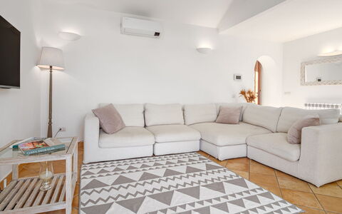 Villa la Marina 5+1: Möbel, Interior Design, Couch, Flooring, Fussboden, Wohnzimmer, Holz, Zimmer, Zuhause
