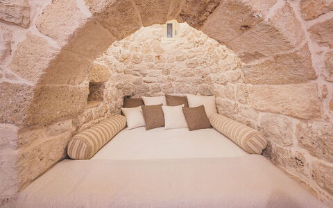 Trulli Biancapetra 8+2: Wand, Schlafzimmer, Interior Design, Möbel, Bett, Fussboden, Beleuchtung, Kissen, Flooring, Zimmer