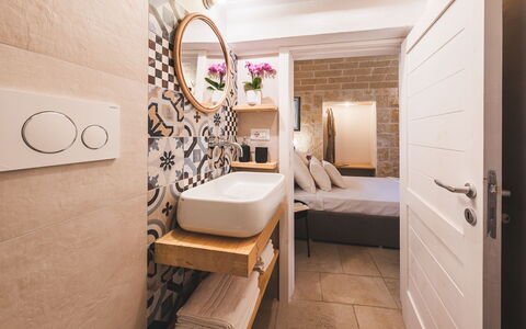 Trulli Biancapetra 8+2: Interior Design, Flooring, Fussboden, Zimmer, Armatur, Zuhause, Installation, Toilette, Sinken, Bad Sink