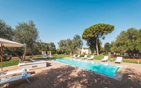 Trulli Biancapetra 8+2: Landschaft, Garten, Estate, Rasen, Hazienda, Landscaping, Schwimmbad, Resort, Park, Villa