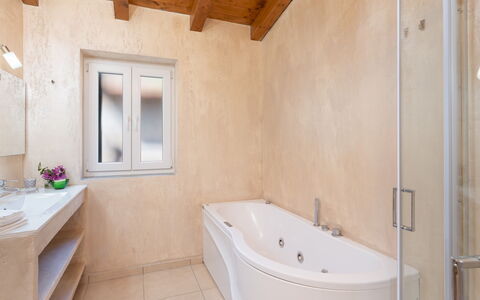 Villa Vittorio 6+2: Armatur, Badezimmer, Flooring, Badewanne, Fussboden, Interior Design, Installation, Zapfhahn, Zuhause, Zimmer