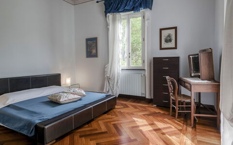 Villa Liberty Albisola 6+2: Möbel, Interior Design, Bett, Fussboden, Flooring, Schlafzimmer, Holz, Bettdecke, Zimmer, Bedding