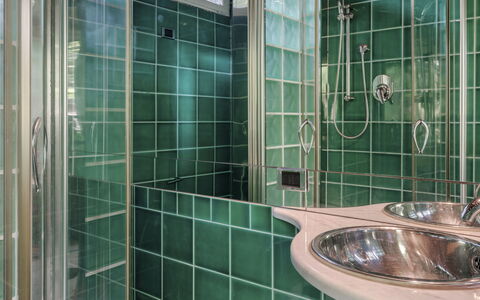 Villa Liberty Albisola 6+2: Armatur, Badezimmer, Zapfhahn, Bad Sink, Installation, Interior Design, Flooring, Sinken, Fliese, Glas