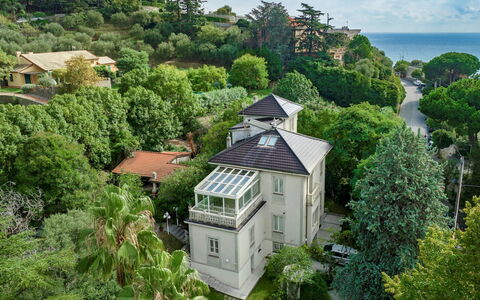 Villa Liberty Albisola 6+2: Baum, Gebäude, Wohngebiet, Vegetation, Haus, Zuhause, Landschaft, Estate, Hütte, Vorort