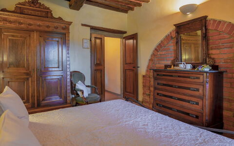 Podere Giardino 16+2: Möbel, Interior Design, Wand, Holz, Flooring, Schlafzimmer, Fussboden, Beleuchtung, Bett, Zimmer