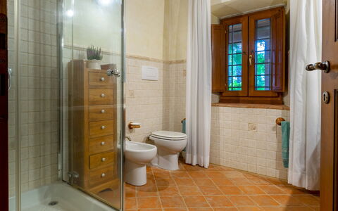 Podere Giardino 16+2: Armatur, Flooring, Interior Design, Badezimmer, Fussboden, Sinken, Installation, Zapfhahn, Bad Sink, Zuhause