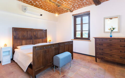 Casa Leonarda 8+2: Möbel, Bett, Interior Design, Schlafzimmer, Wand, Holz, Decke, Flooring, Fussboden, Bettdecke