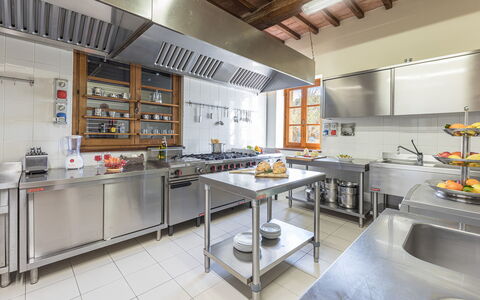 Tenuta Montiepoli 12+3: Küche, Küchengerät, Countertop, Major Appliance, Möbel, Herd, Interior Design, Flooring, Beleuchtung, Decke