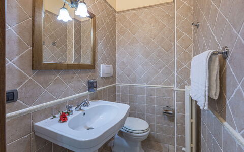 Tenuta Montiepoli 12+3: Badezimmer, Armatur, Flooring, Wand, Interior Design, Fussboden, Sinken, Zapfhahn, Installation, Bad Sink