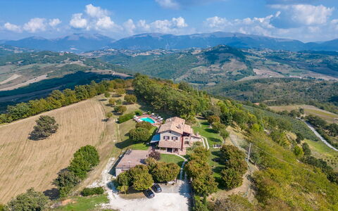 Tenuta Montiepoli 12+3: Bergforms, Hügel, Berg, Natürliche Landschaft, Hochland, Wiese, Landschaft, Bergstation, Ländliches Gebiet, Gebirge