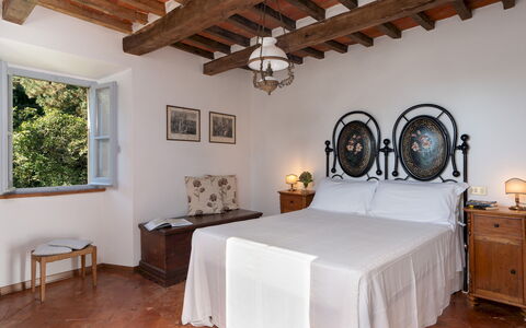 Villa la Rassinata 8: Wand, Möbel, Schlafzimmer, Bett, Zuhause, Flooring, Bettrahmen, Bedding, Bettdecke, Wohnung