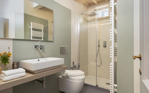 Villa la Rassinata 8: Badezimmer, Interior Design, Armatur, Flooring, Fussboden, Bad Sink, Sinken, Zapfhahn, Toilette, Decke