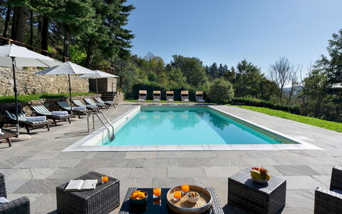 Villa la Rassinata 8: Schwimmbad, Gartenmöbel, Flagstone, Sonnenliege, Schatten, Eco Hotel, Garten, Resort, Landscaping, Stuhl