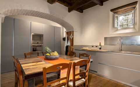 Villa la Rassinata 8: Möbel, Interior Design, Küche, Flooring, Countertop, Holz, Cabinetry, Küchengerät, Decke, Zuhause