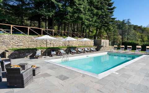 Villa la Rassinata 8: Schwimmbad, Gartenmöbel, Flagstone, Resort, Verbundwerkstoff, Eco Hotel, Stuhl, Schatten, Sonnenliege, Regenschirm