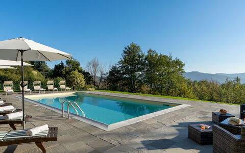 Villa la Rassinata 8: Schwimmbad, Gartenmöbel, Möbel, Stuhl, Resort, Eco Hotel, Sonnenliege, Schatten, Gebirge, Flagstone