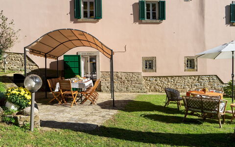 Villa la Rassinata 8: Möbel, Gartenmöbel, Schatten, Stuhl, Tisch Im Freien, Garten, Hinterhof, Garten, Regenschirm, Terrasse
