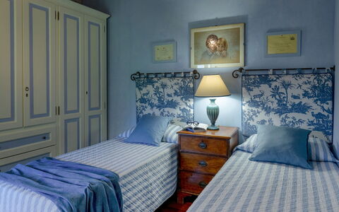 La Mandolata 12: Möbel, Bett, Blau, Bedding, Schlafzimmer, Interior Design, Bettdecke, Wand, Holz, Zimmer