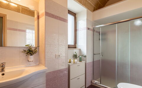 Villa Serena 4: Armatur, Interior Design, Flooring, Badezimmer, Fussboden, Bad Sink, Sinken, Zapfhahn, Installation, Zimmer