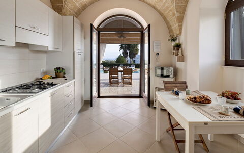 Villa Serena 4: Möbel, Interior Design, Flooring, Küche, Küche & Esszimmer Tisch, Fussboden, Tabelle, Countertop, Küchengerät, Zuhause