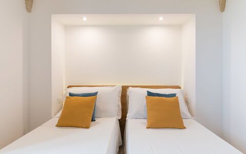 Villa Serena 4: Wand, Interior Design, Wohnung, Fussboden, Zuhause, Schlafzimmer, Bett, Decke, Bettrahmen, Bedding