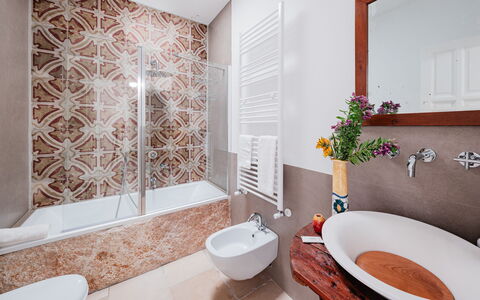Villa Giari 8: Badezimmer, Armatur, Flooring, Interior Design, Fussboden, Zapfhahn, Sinken, Installation, Fliese, Bad Sink