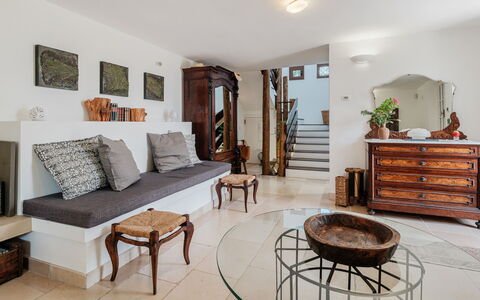 Villa Giari 8: Möbel, Interior Design, Flooring, Wand, Fussboden, Holz, Zimmer, Couch, Wohnzimmer, Beleuchtung