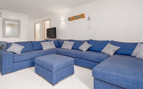 Villa Typha 10: Möbel, Couch, Interior Design, Fussboden, Flooring, Wohnung, Zuhause, Wohnzimmer, Zimmer