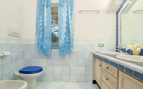 Villa Typha 10: Blau, Flooring, Interior Design, Fussboden, Armatur, Badezimmer, Fliese, Zimmer, Zapfhahn, Bad Sink