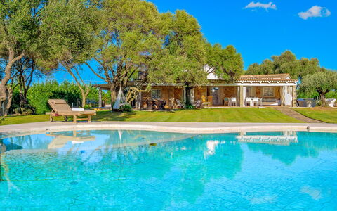 Villa Typha 10: Blau, Schwimmbad, Resort, Schatten, Estate, Rasen, Eco Hotel, Villa, Landscaping, Hazienda