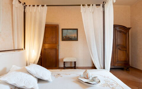 Casa del Duca 10: Möbel, Interior Design, Bett, Schlafzimmer, Holz, Zimmer, Bedding, Fussboden, Bettdecke, Linens