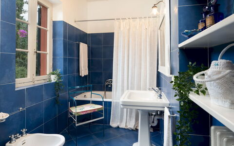 Casa del Duca 10: Blau, Badezimmer, Armatur, Interior Design, Sinken, Flooring, Bad Sink, Zapfhahn, Toilette, Fussboden