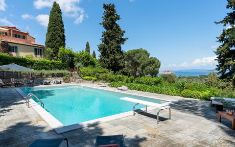 Casa del Duca 10: Blau, Schwimmbad, Resort, Gartenmöbel, Eco Hotel, Garten, Schatten, Landscaping, Ferienort, Tropen