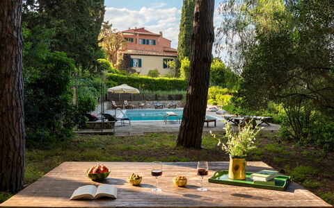 Casa del Duca 10: Möbel, Gartenmöbel, Tabelle, Tisch Im Freien, Stuhl, Schatten, Garten, Frühling, Hinterhof, Resort