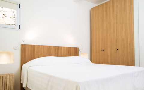 Villa Anga 10+1: Wand, Schlafzimmer, Holz, Interior Design, Bett, Möbel, Flooring, Fussboden, Bedding, Bettdecke